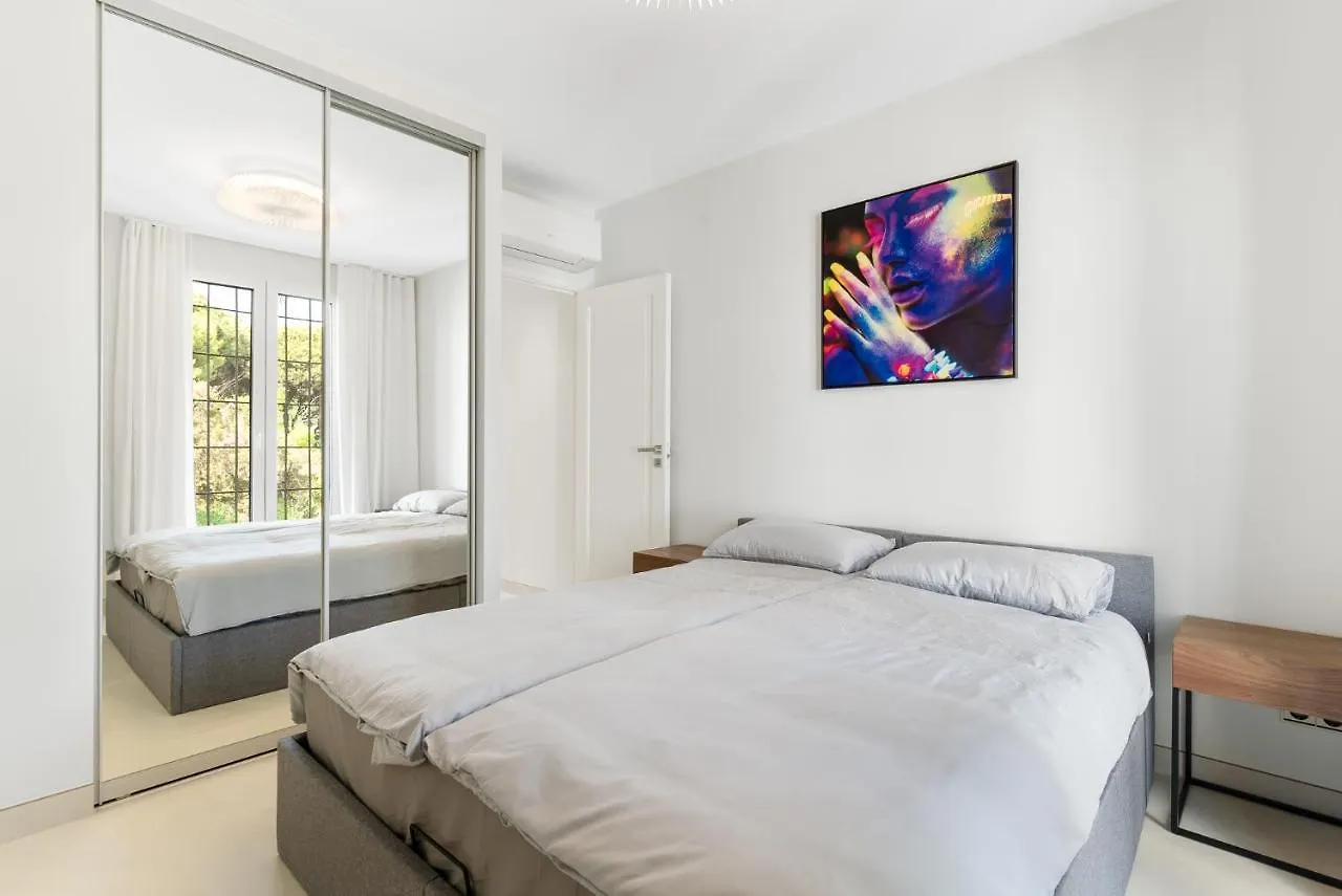 Beachfront Complex Jardines De Las Golondrinas Elviria 마르베야 아파트
